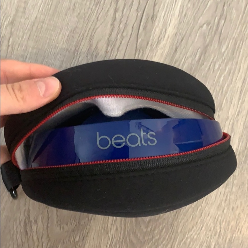 Beat Headphones - Picture 6 of 7